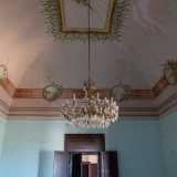 Proseguiamo il nostro viaggio e davanti a noi si snodano una serie di altri ambienti con lampadari, soffitti con vedute campestri...